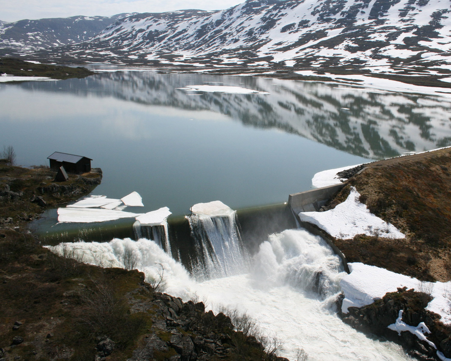 Norddalen dam in snowy surroundings.